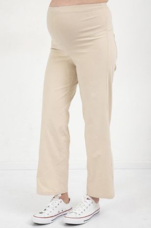 אישה לובשת מכנס להריון אדריאן אבן