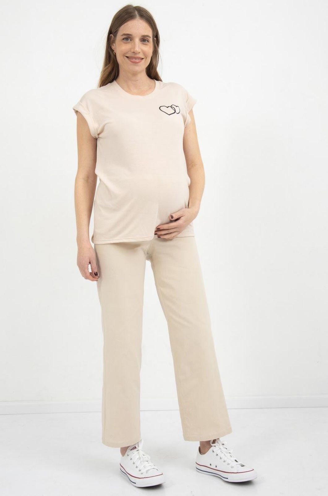 אישה לובשת מכנס להריון אדריאן אבן