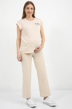 אישה לובשת מכנס להריון אדריאן אבן