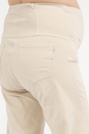 אישה לובשת מכנס להריון אדריאן אבן