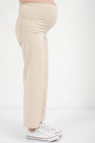 אישה לובשת מכנס להריון אדריאן אבן