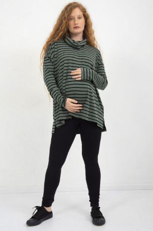 אישה לובשת חולצת הריון לירז זית פס שחור של אבישג ארבל