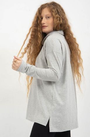 אישה לובשת חולצת הריון לירז אפור לבן של אבישג ארבל