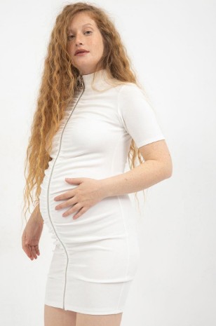 אישה לובשת שמלת הריון ג'וי שמנת של אבישג ארבל