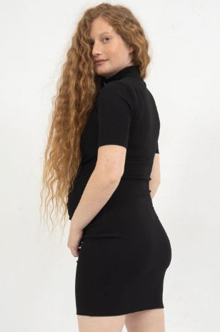 אישה לובשת שמלת הריון ג'וי שחורה