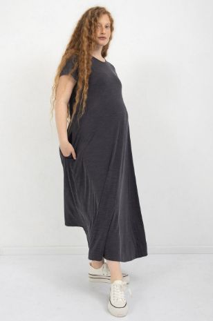 אישה לובשת שמלת הריון דרינה חמרה של אבישג ארבל