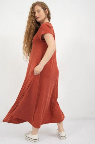 אישה לובשת שמלת הריון דרינה חמרה של אבישג ארבל