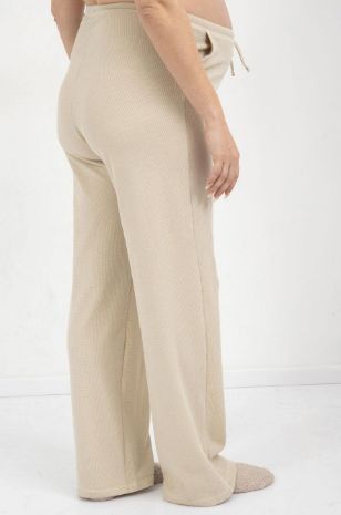 אישה לובשת מכנסי וופל להריון טבעי של אבישג ארבל