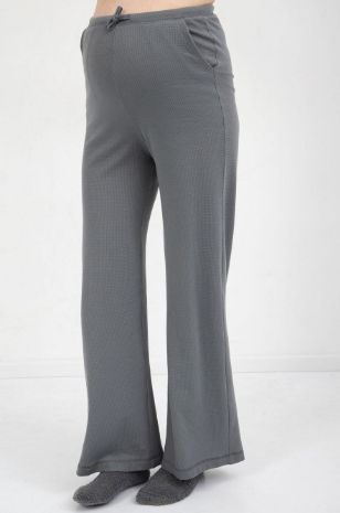 אישה לובשת מכנסי וופל להריון טבעי של אבישג ארבל