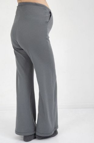 אישה לובשת מכנסי וופל להריון אפור של אבישג ארבל	