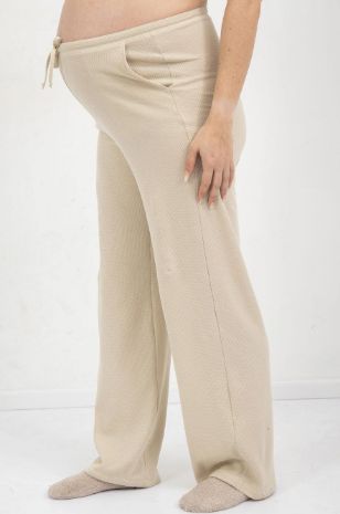 אישה לובשת מכנסי וופל להריון אפור של אבישג ארבל	