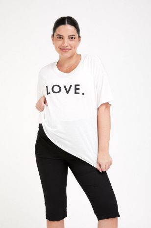 אישה לובשת טי שירט הריון LOVE לבן שחור	