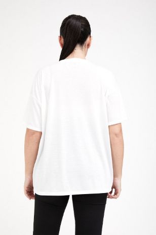 אישה לובשת טי שירט הריון LOVE לבן שחור	