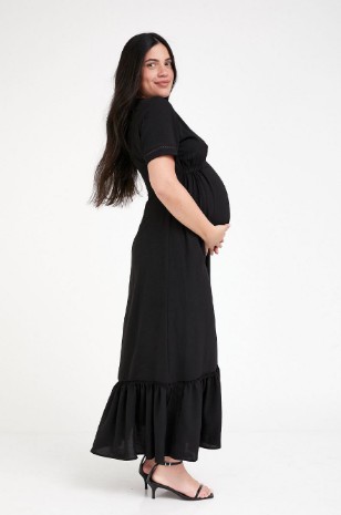 אישה לובשת שמלת הריון בטינה מקסי שחורה