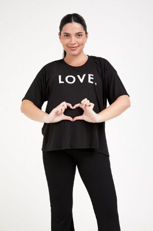 אישה לובשת טי שירט הריון LOVE לבן שחור	