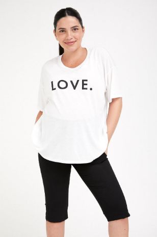 אישה לובשת טי שירט הריון LOVE אפור אבן