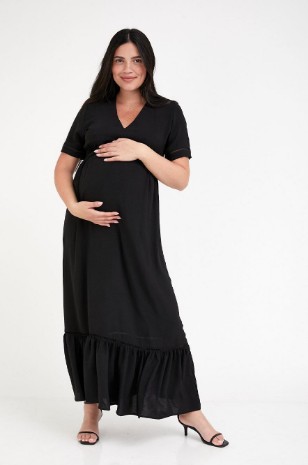 אישה לובשת שמלת הריון בטינה מקסי אדומה