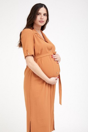 אישה לובשת שמלת הריון מריאן חמרה	