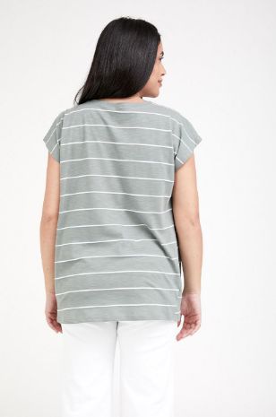 אישה לובשת חולצת הריון ניב מרווה פס שמנת של אבישג ארבל