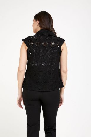 אישה לובשת קרדיגן מעטפת להריון פלורי שחור של אבישג ארבל