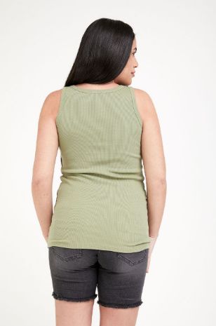 אישה לובשת גופיית סבא להריון ירוק בהיר של אבישג ארבל