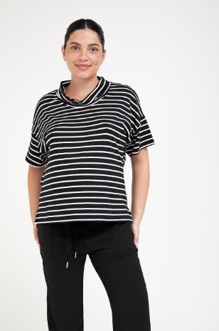 אישה לובשת חולצת הריון דובאי שמנת פס חאקי