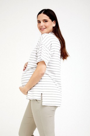 אישה לובשת חולצת הריון דובאי שמנת פס חאקי