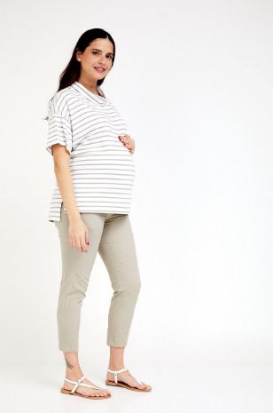 אישה לובשת חולצת הריון דובאי שמנת פס חאקי