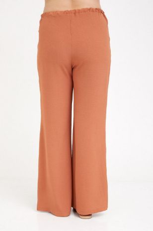 אישה לובשת מכנסי הרפר הריון חמרה - אבישג ארבל