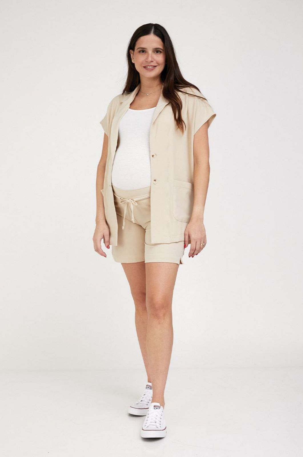 אישה לובשת ז'קט הריון נעמי חול של אבישג ארבל