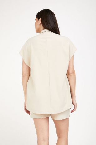 אישה לובשת ז'קט הריון נעמי חול של אבישג ארבל