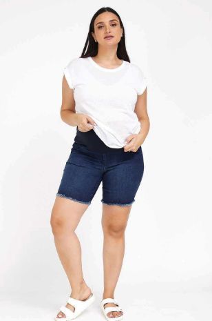 אישה לובשת ג'ינס קצר להריון אוליביה כחול	