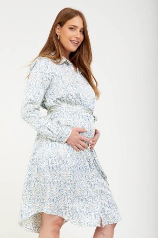 אישה לובשת שמלת הריון רומא הדפס תכלת של אבישג ארבל	