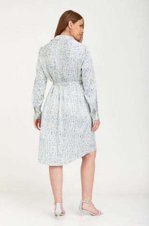 אישה לובשת שמלת הריון רומא הדפס תכלת