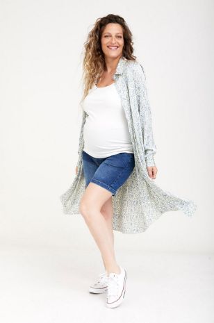 אבישג ארבל - אישה לובשת שמלת הריון רומא הדפס תכלת