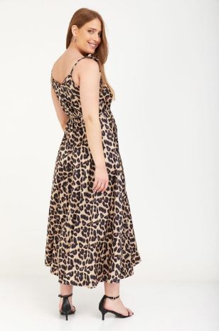 אישה לובשת שמלה מנומרת של אבישג ארבל