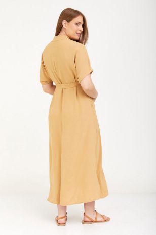 אישה לובשת שמלת הריון סטיבי חול של אבישג ארבל	