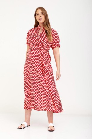 אישה לובשת שמלת הריון סטיבי חול של אבישג ארבל	