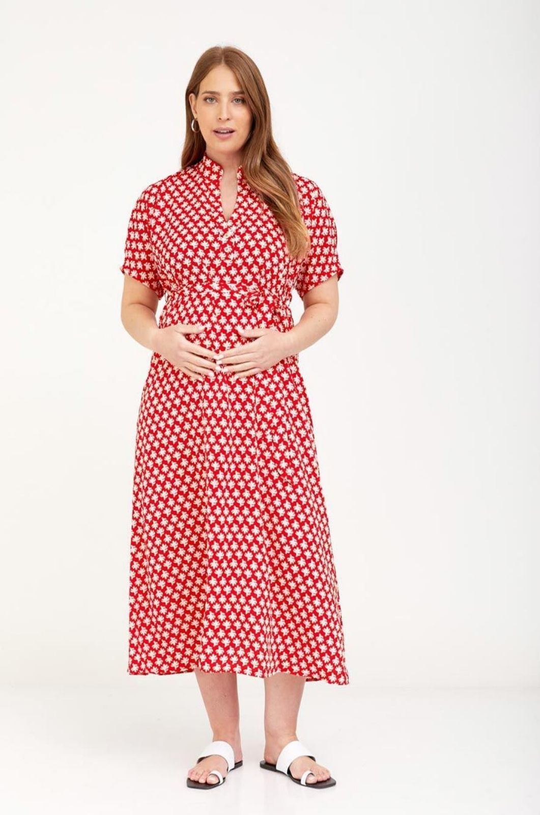 אישה לובשת שמלת הריון סטיבי אדום שמנת	