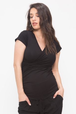 אישה לובשת חולצת מעטפת להריון ש.קצר ג'ינס של אבישג ארבל