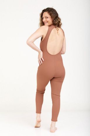 אישה לובשת אוברול ריב להריון גב חשוף חום של אבישג ארבל