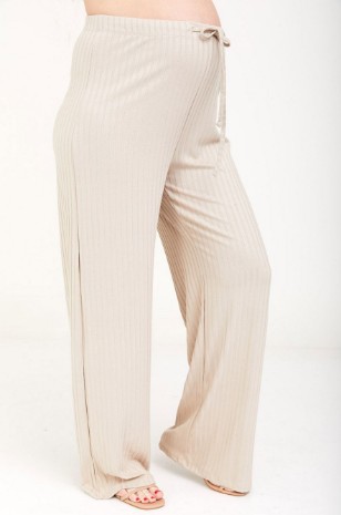 אישה לובשת מכנסי הריון ריבה שחורים