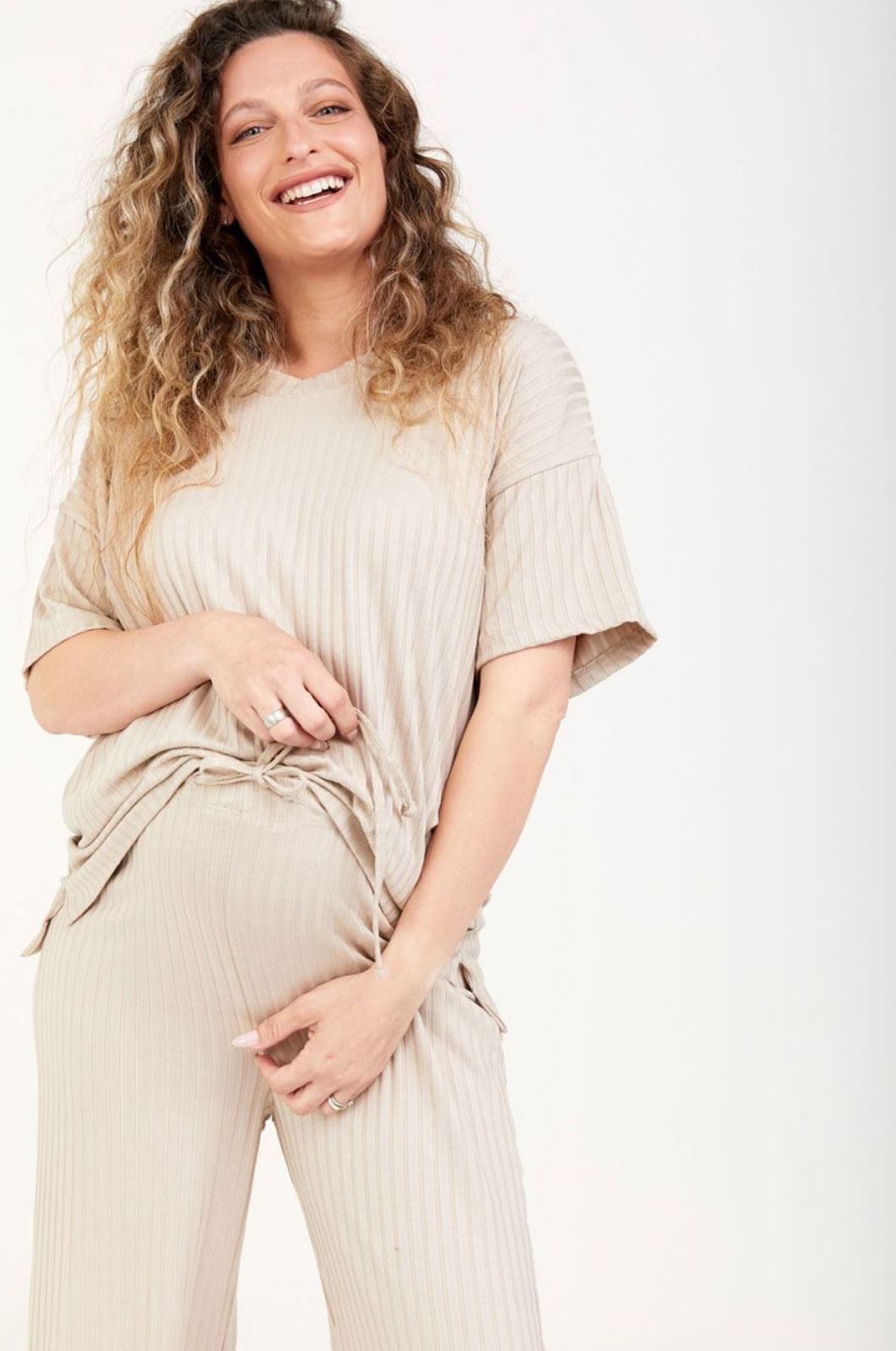 אישה לובשת חולצת הריון אורי אבן של אבישג ארבל	