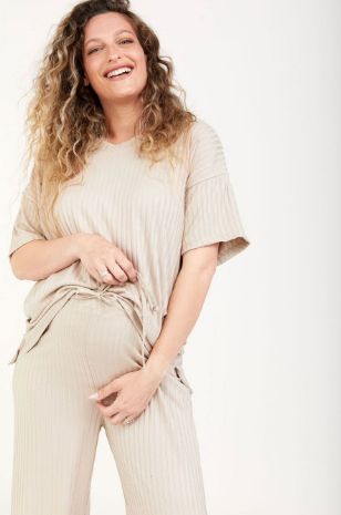 אישה לובשת חולצת הריון אורי אבן של אבישג ארבל	