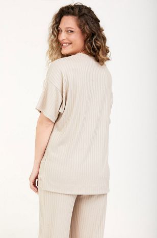 אישה לובשת חולצת הריון אורי אבן של אבישג ארבל	