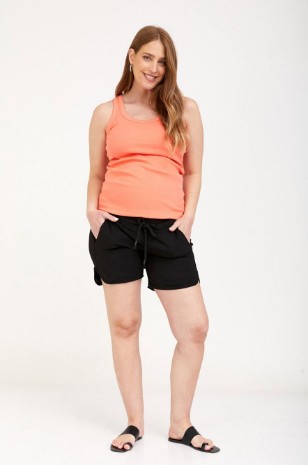 אישה לובשת מכנסי הריון וולרי חול