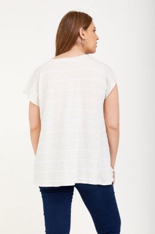 אישה לובשת חולצת הריון ניב אבן פס שמנת