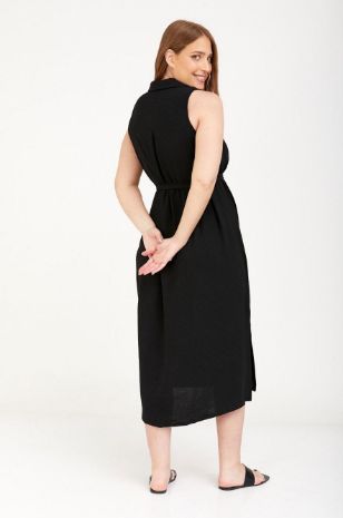 אישה לובשת שמלת הריון מארון שחורה של אבישג ארבל