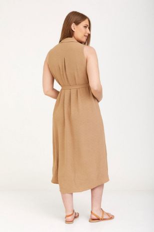 אישה לובשת שמלת הריון מארון טבק