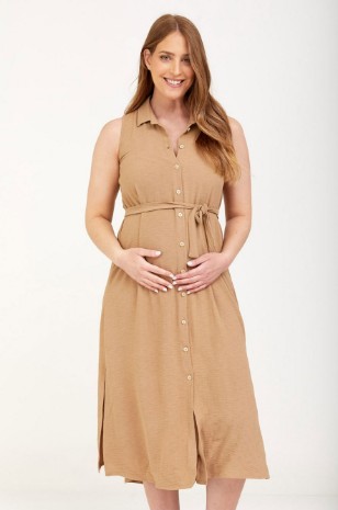 אישה לובשת שמלת הריון מארון שמנת כתום